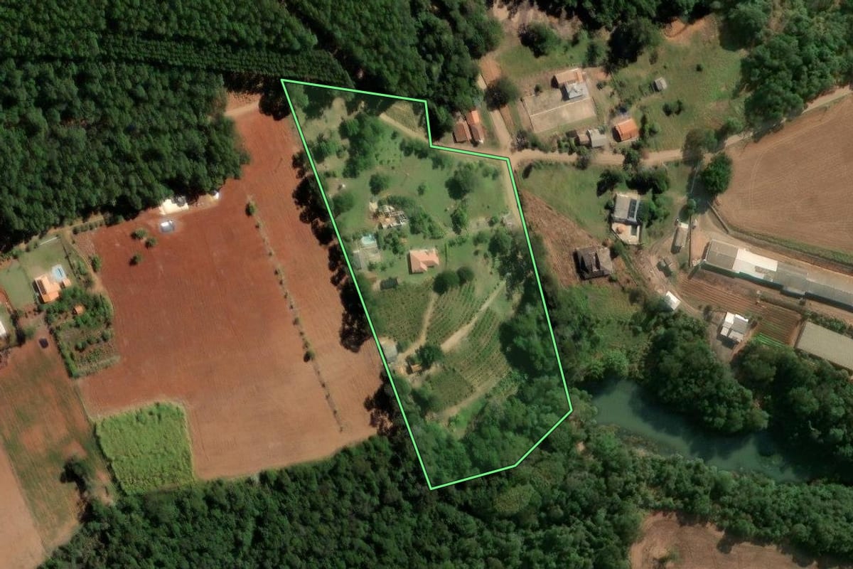 Imagem de satélite do imóvel rural em Ibaiti (PR), com o contorno declarado no CAR desenhado por cima.