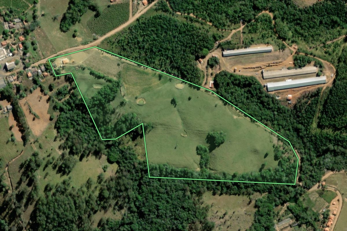 Imagem de satélite do imóvel rural em Ibaiti (PR), com o contorno declarado no CAR desenhado por cima.
