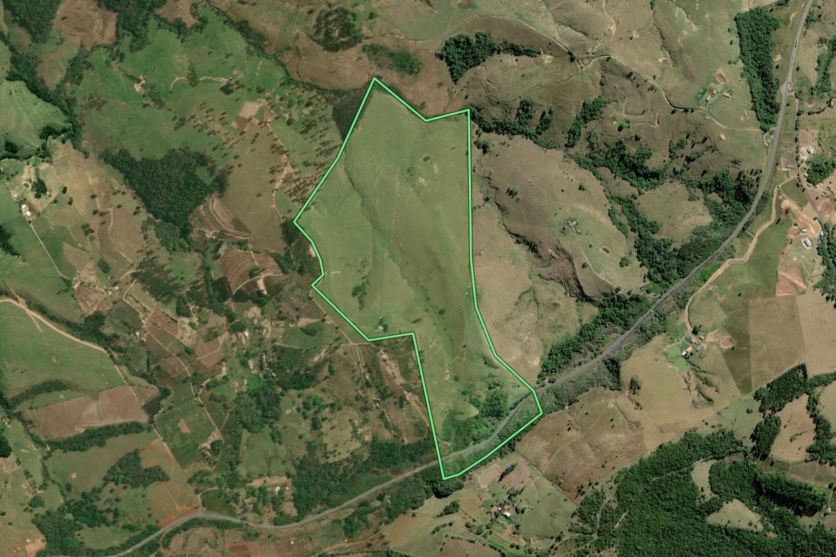 Imagem de satélite do imóvel rural em Ibaiti (PR), com o contorno declarado no CAR desenhado por cima.