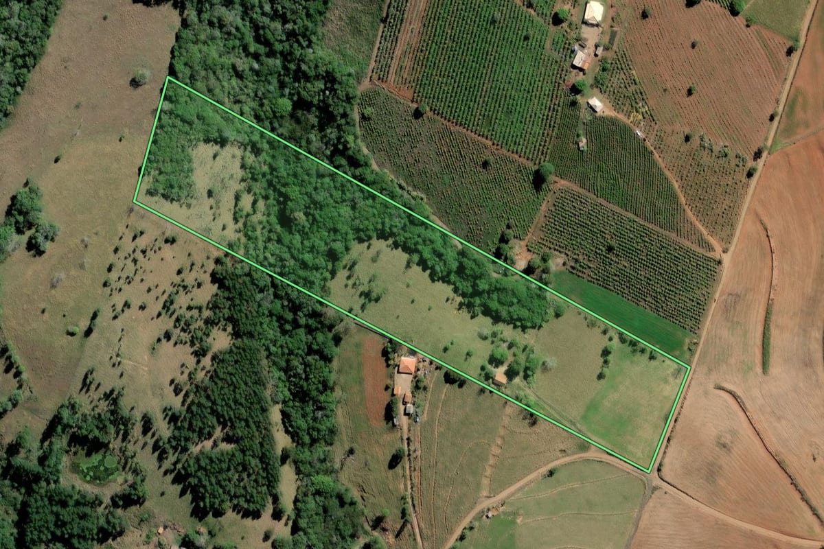 Imagem de satélite do imóvel rural em Ibaiti (PR), com o contorno declarado no CAR desenhado por cima.