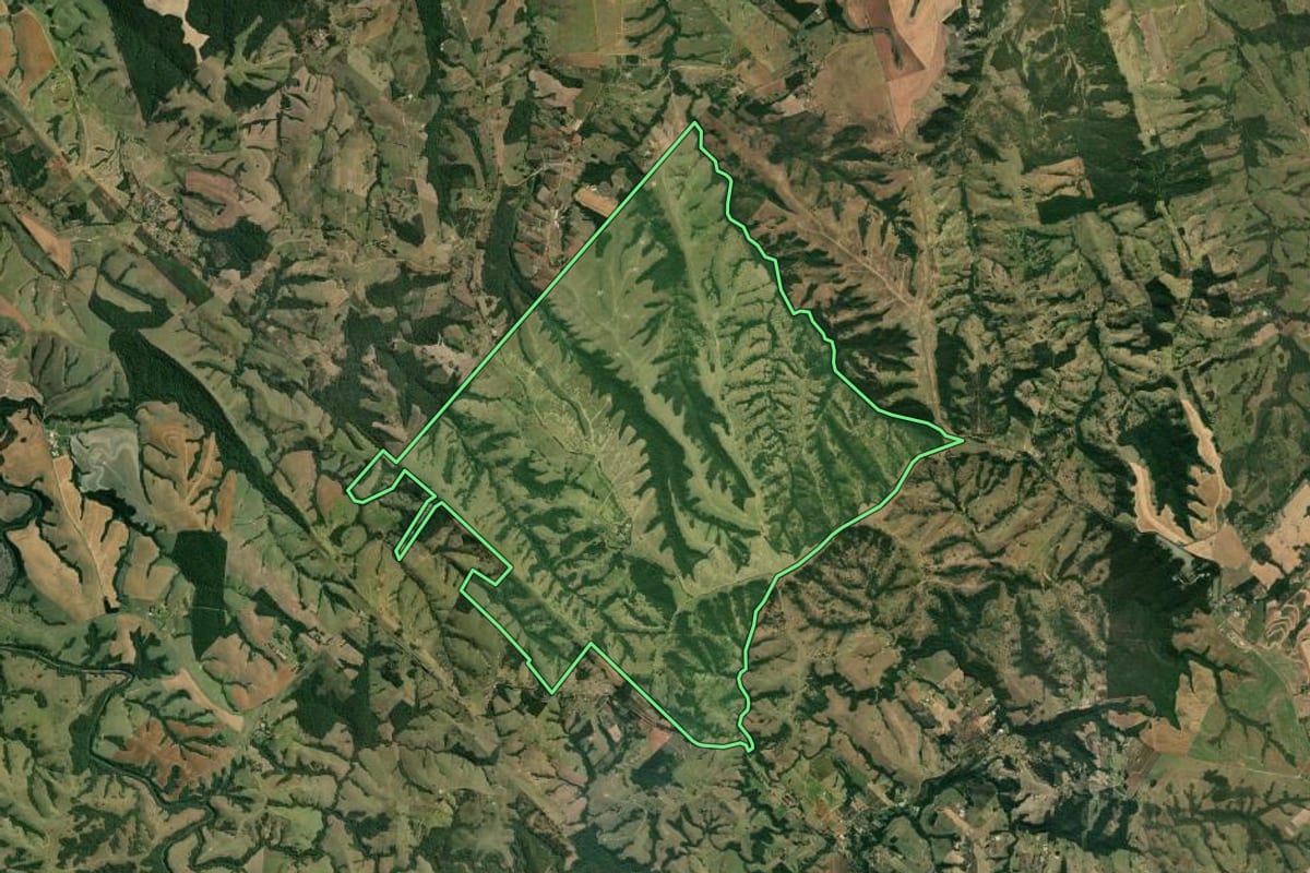 Imagem de satélite do imóvel rural em Ibaiti (PR), com o contorno declarado no CAR desenhado por cima.