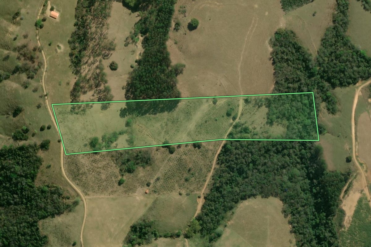 Imagem de satélite do imóvel rural em Ibaiti (PR), com o contorno declarado no CAR desenhado por cima.