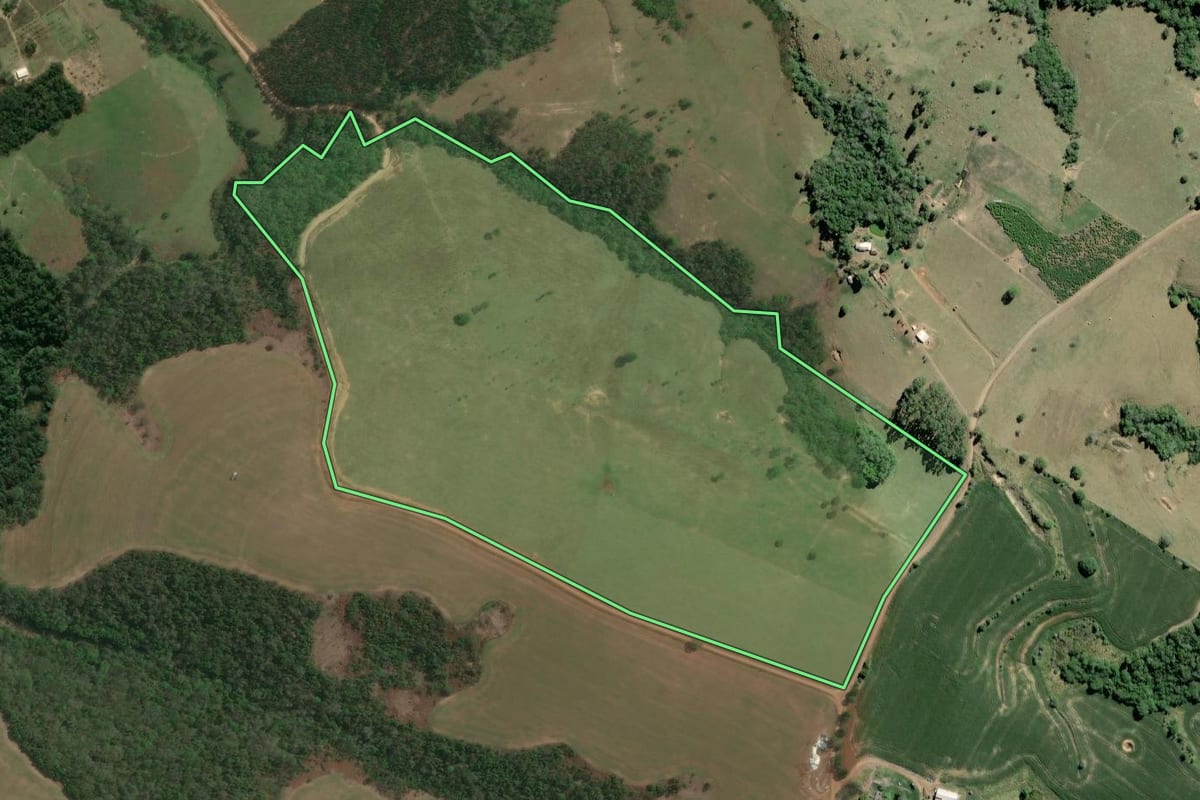 Imagem de satélite do imóvel rural em Ibaiti (PR), com o contorno declarado no CAR desenhado por cima.