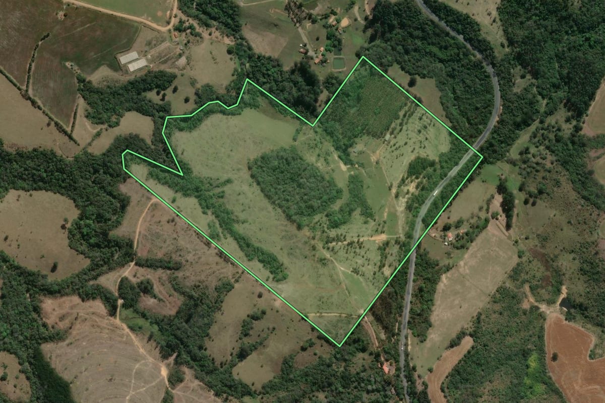 Imagem de satélite do imóvel rural em Ibaiti (PR), com o contorno declarado no CAR desenhado por cima.