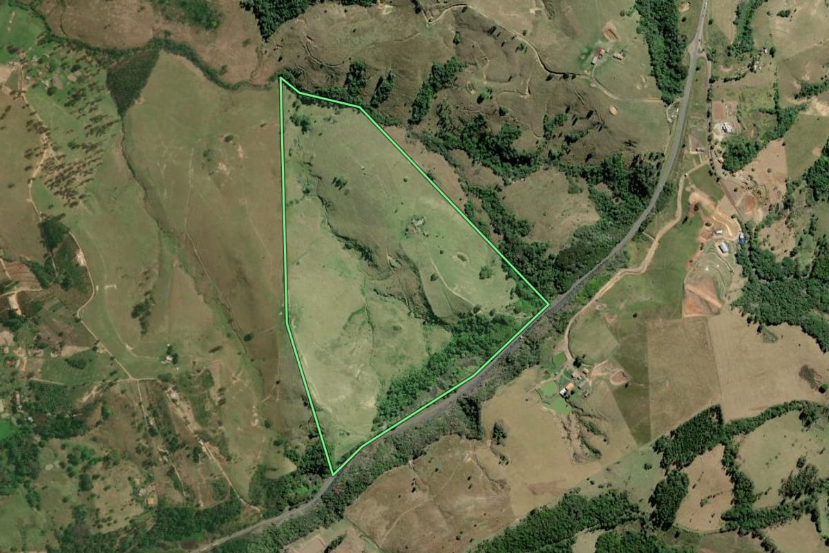 Imagem de satélite do imóvel rural em Ibaiti (PR), com o contorno declarado no CAR desenhado por cima.