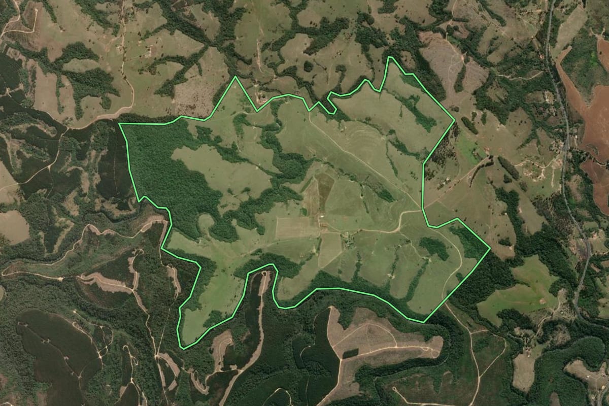 Imagem de satélite do imóvel rural em Ibaiti (PR), com o contorno declarado no CAR desenhado por cima.