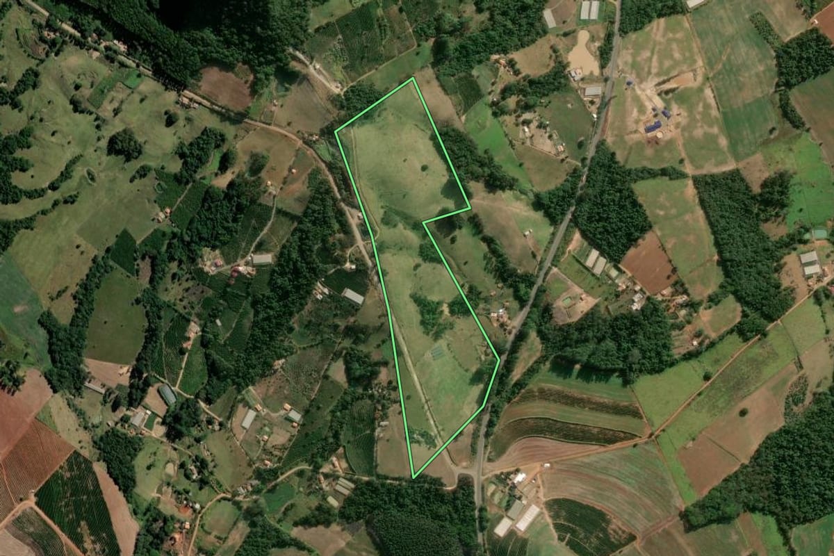 Imagem de satélite do imóvel rural em Japira (PR), com o contorno declarado no CAR desenhado por cima.