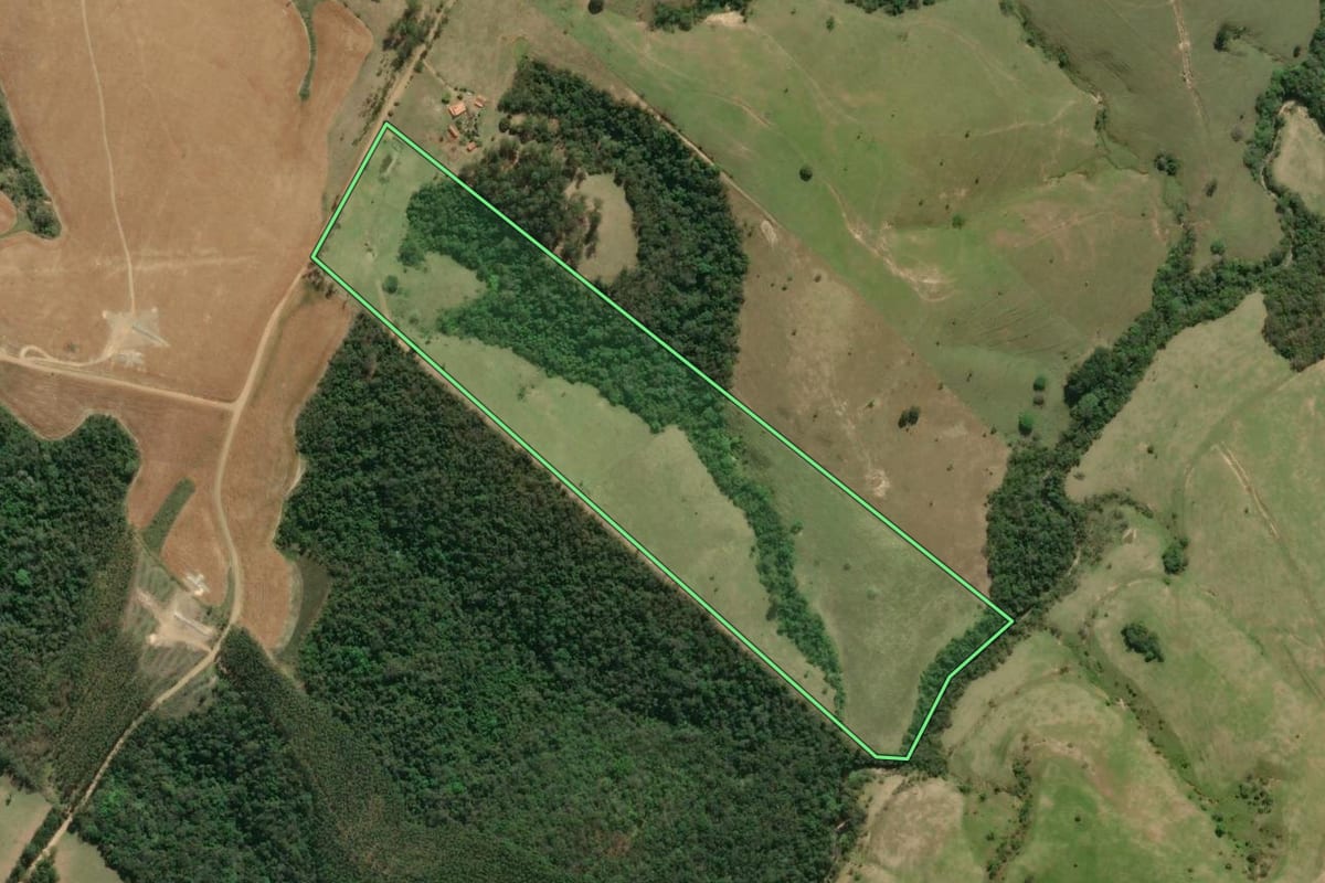 Imagem de satélite do imóvel rural em Ibaiti (PR), com o contorno declarado no CAR desenhado por cima.