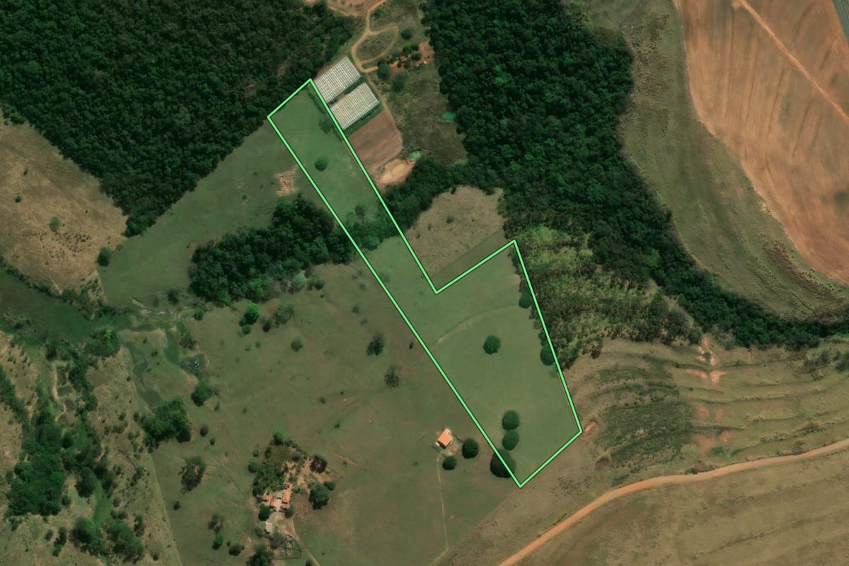 Imagem de satélite do imóvel rural em Ibaiti (PR), com o contorno declarado no CAR desenhado por cima.