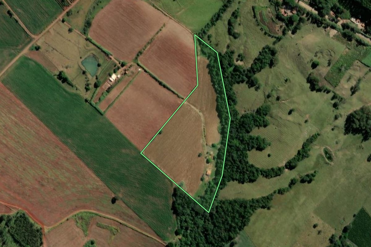 Imagem de satélite do imóvel rural em Ibaiti (PR), com o contorno declarado no CAR desenhado por cima.