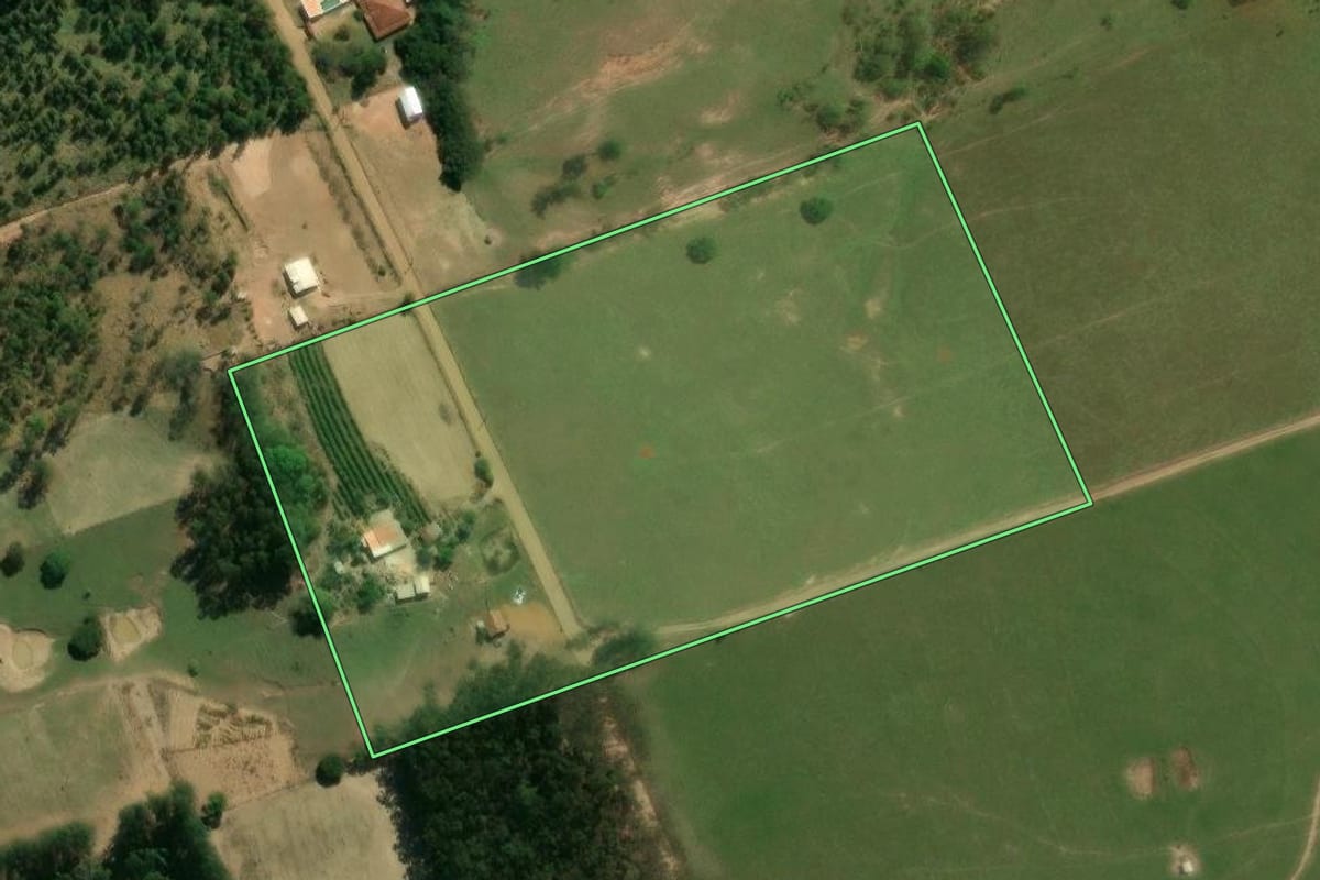 Imagem de satélite do imóvel rural em Ibaiti (PR), com o contorno declarado no CAR desenhado por cima.