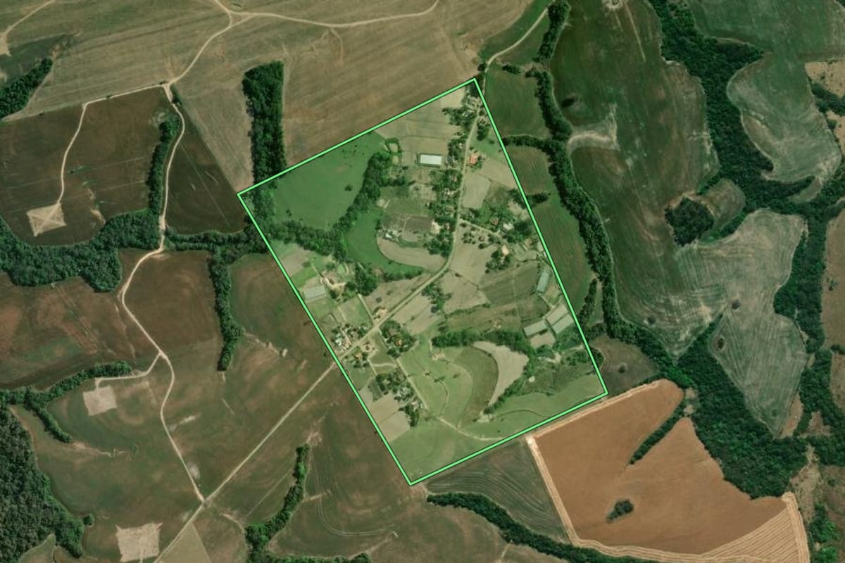 Imagem de satélite do imóvel rural em Ibaiti (PR), com o contorno declarado no CAR desenhado por cima.