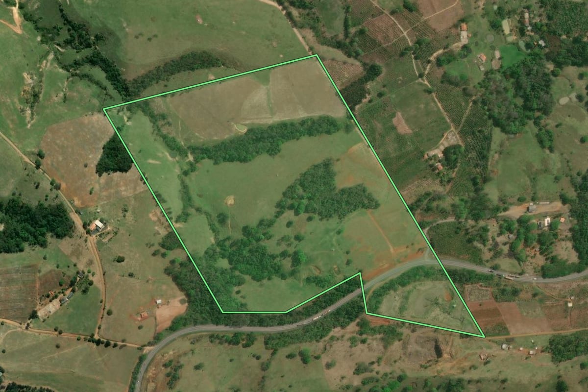 Imagem de satélite do imóvel rural em Ibaiti (PR), com o contorno declarado no CAR desenhado por cima.