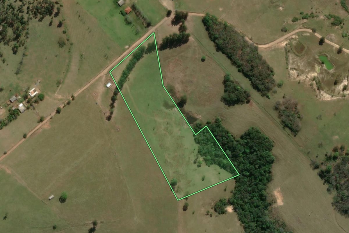 Imagem de satélite do imóvel rural em Ibaiti (PR), com o contorno declarado no CAR desenhado por cima.