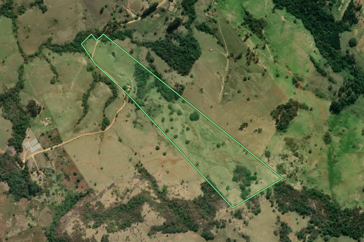 Imagem de satélite do imóvel rural em Ibaiti (PR), com o contorno declarado no CAR desenhado por cima.