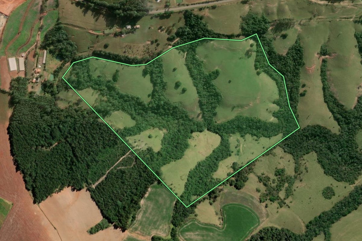 Imagem de satélite do imóvel rural em Ibaiti (PR), com o contorno declarado no CAR desenhado por cima.