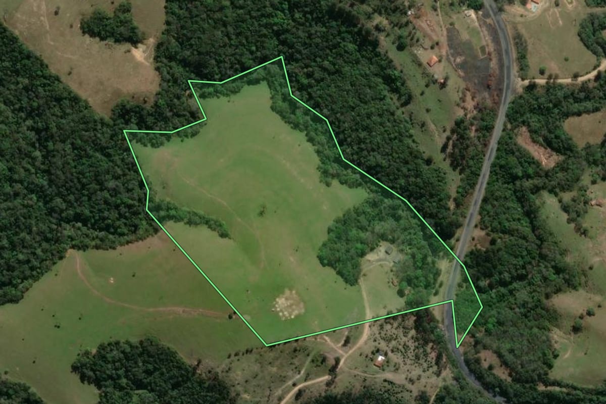 Imagem de satélite do imóvel rural em Ibaiti (PR), com o contorno declarado no CAR desenhado por cima.
