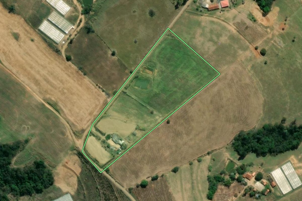 Imagem de satélite do imóvel rural em Ibaiti (PR), com o contorno declarado no CAR desenhado por cima.