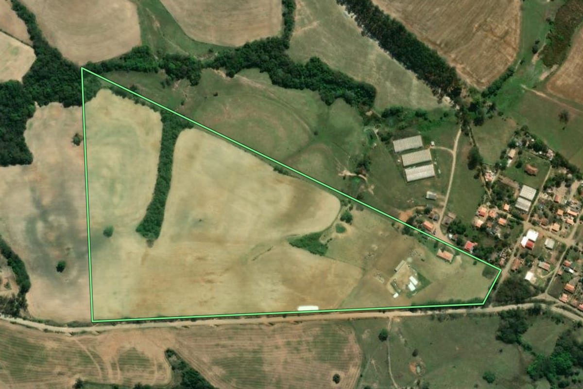 Imagem de satélite do imóvel rural em Ibaiti (PR), com o contorno declarado no CAR desenhado por cima.