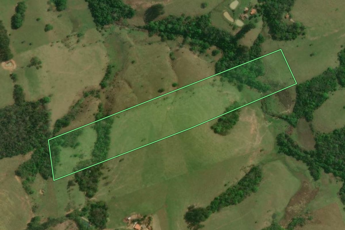 Imagem de satélite do imóvel rural em Ibaiti (PR), com o contorno declarado no CAR desenhado por cima.