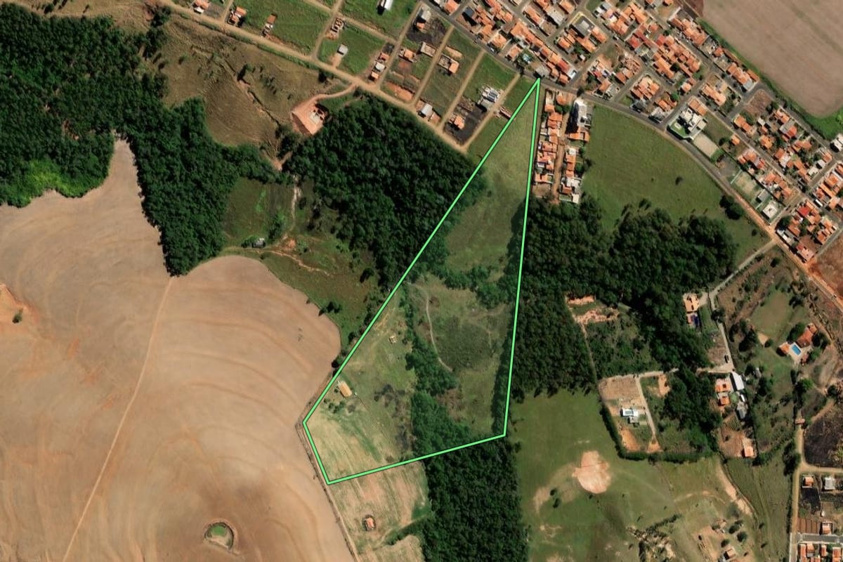 Imagem de satélite do imóvel rural em Ibaiti (PR), com o contorno declarado no CAR desenhado por cima.