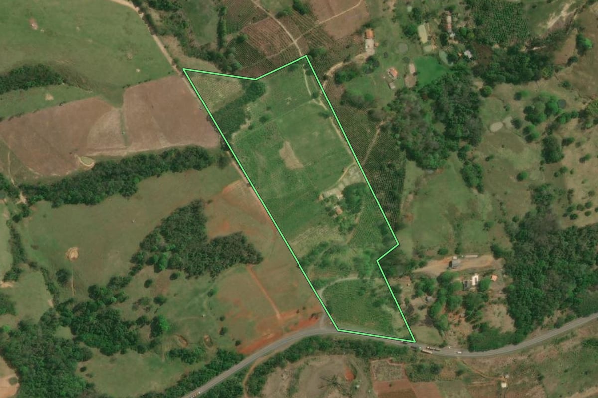 Imagem de satélite do imóvel rural em Ibaiti (PR), com o contorno declarado no CAR desenhado por cima.
