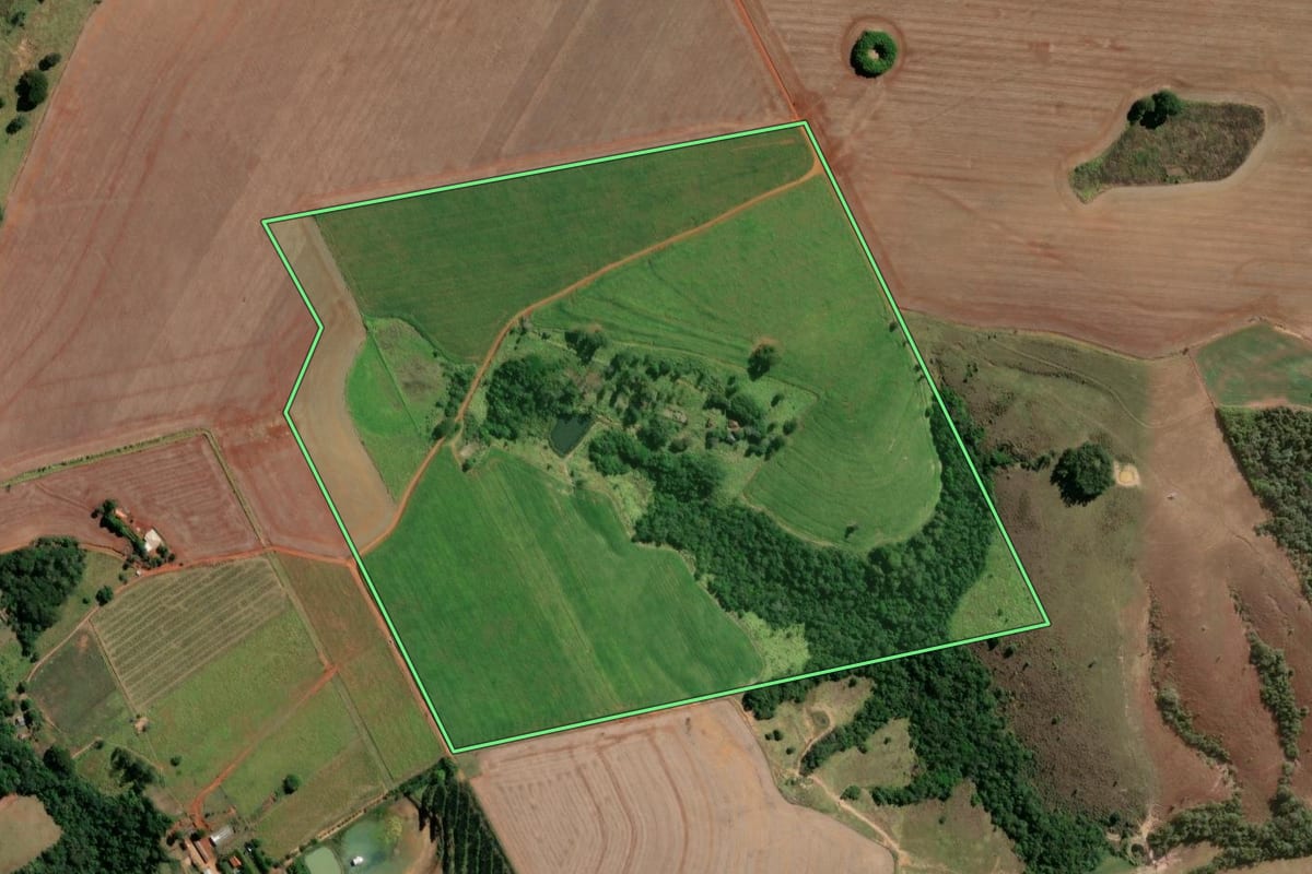 Imagem de satélite do imóvel rural em Ibaiti (PR), com o contorno declarado no CAR desenhado por cima.