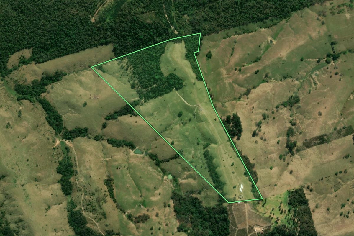 Imagem de satélite do imóvel rural em Ibaiti (PR), com o contorno declarado no CAR desenhado por cima.