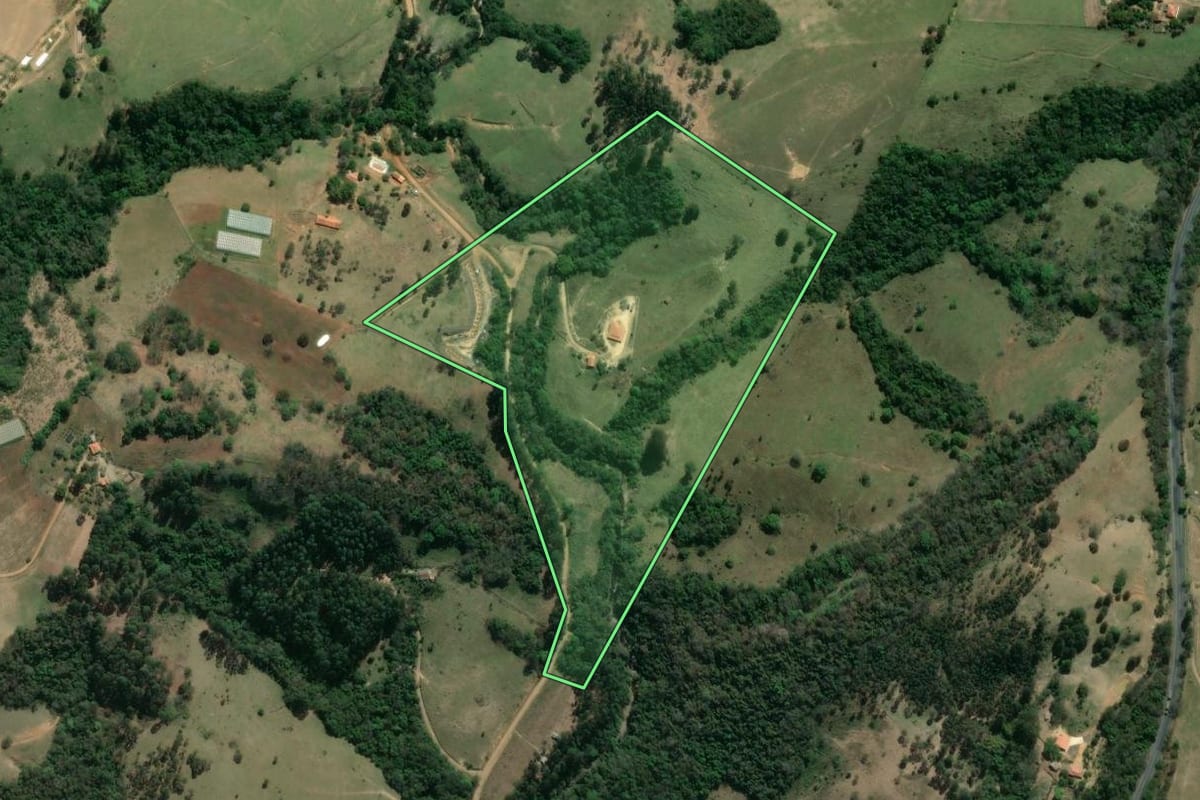 Imagem de satélite do imóvel rural em Ibaiti (PR), com o contorno declarado no CAR desenhado por cima.