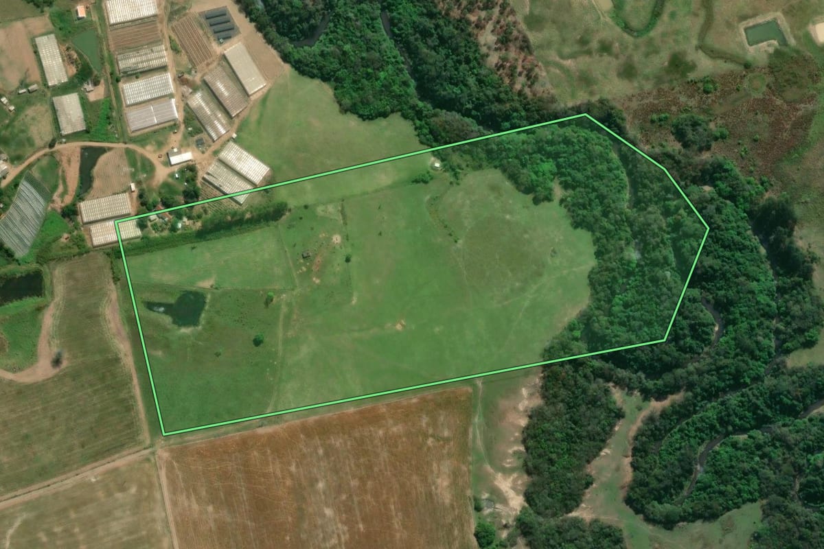Imagem de satélite do imóvel rural em Ibaiti (PR), com o contorno declarado no CAR desenhado por cima.