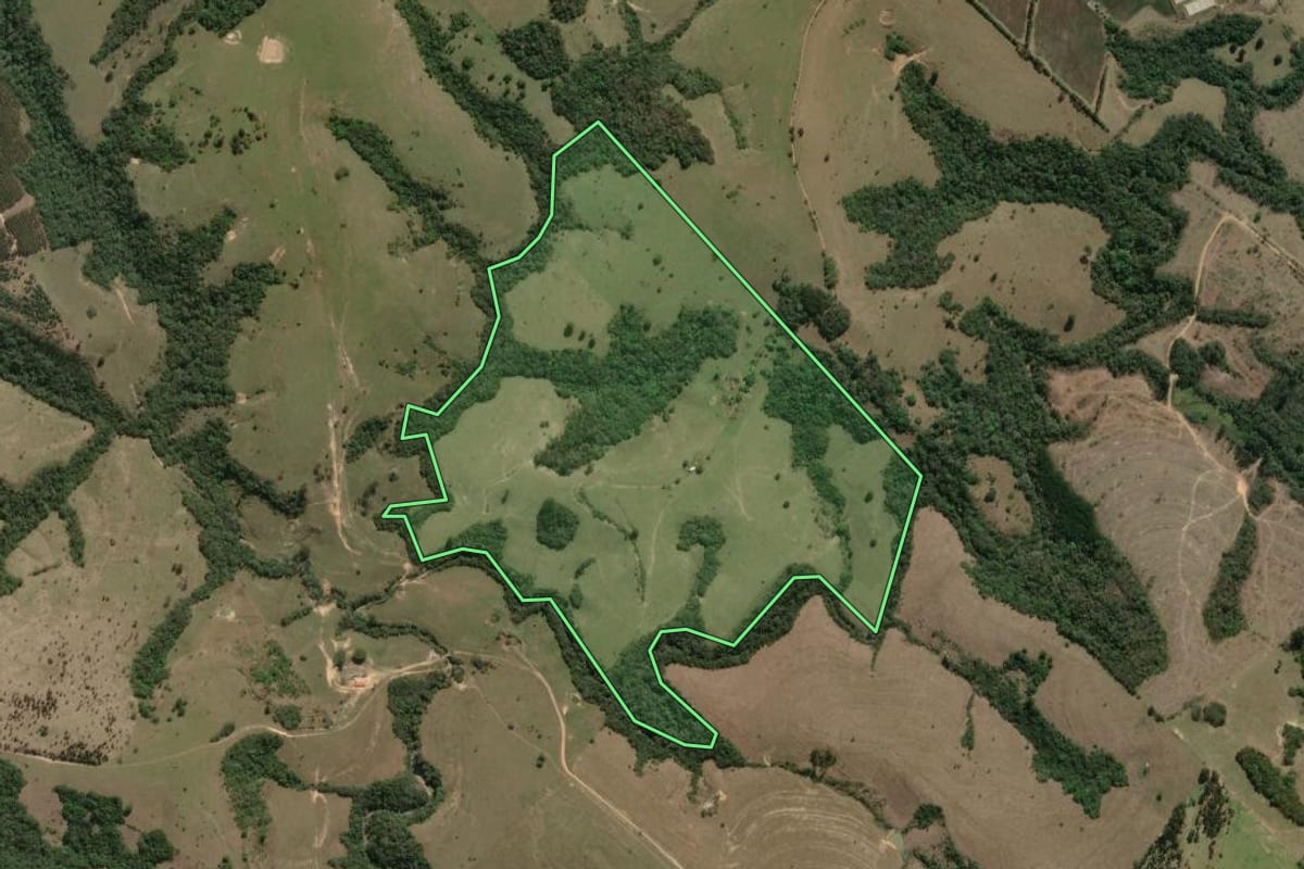 Imagem de satélite do imóvel rural em Ibaiti (PR), com o contorno declarado no CAR desenhado por cima.