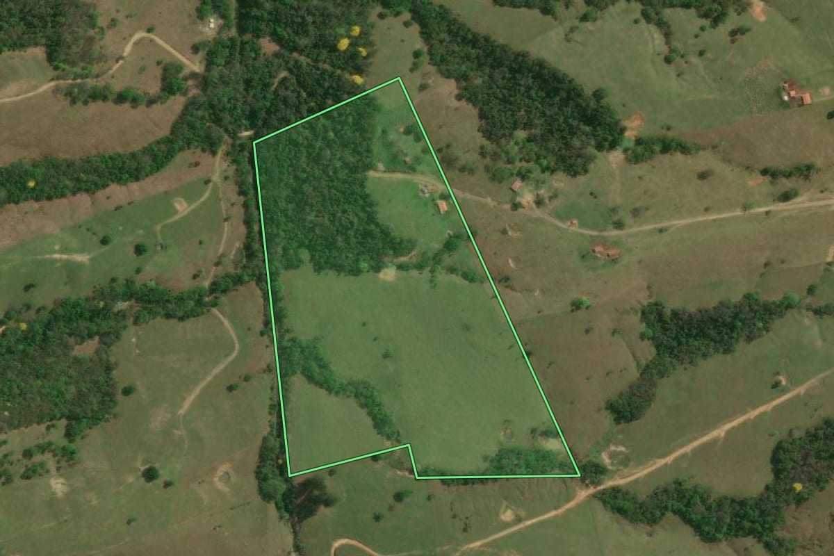 Imagem de satélite do imóvel rural em Ibaiti (PR), com o contorno declarado no CAR desenhado por cima.