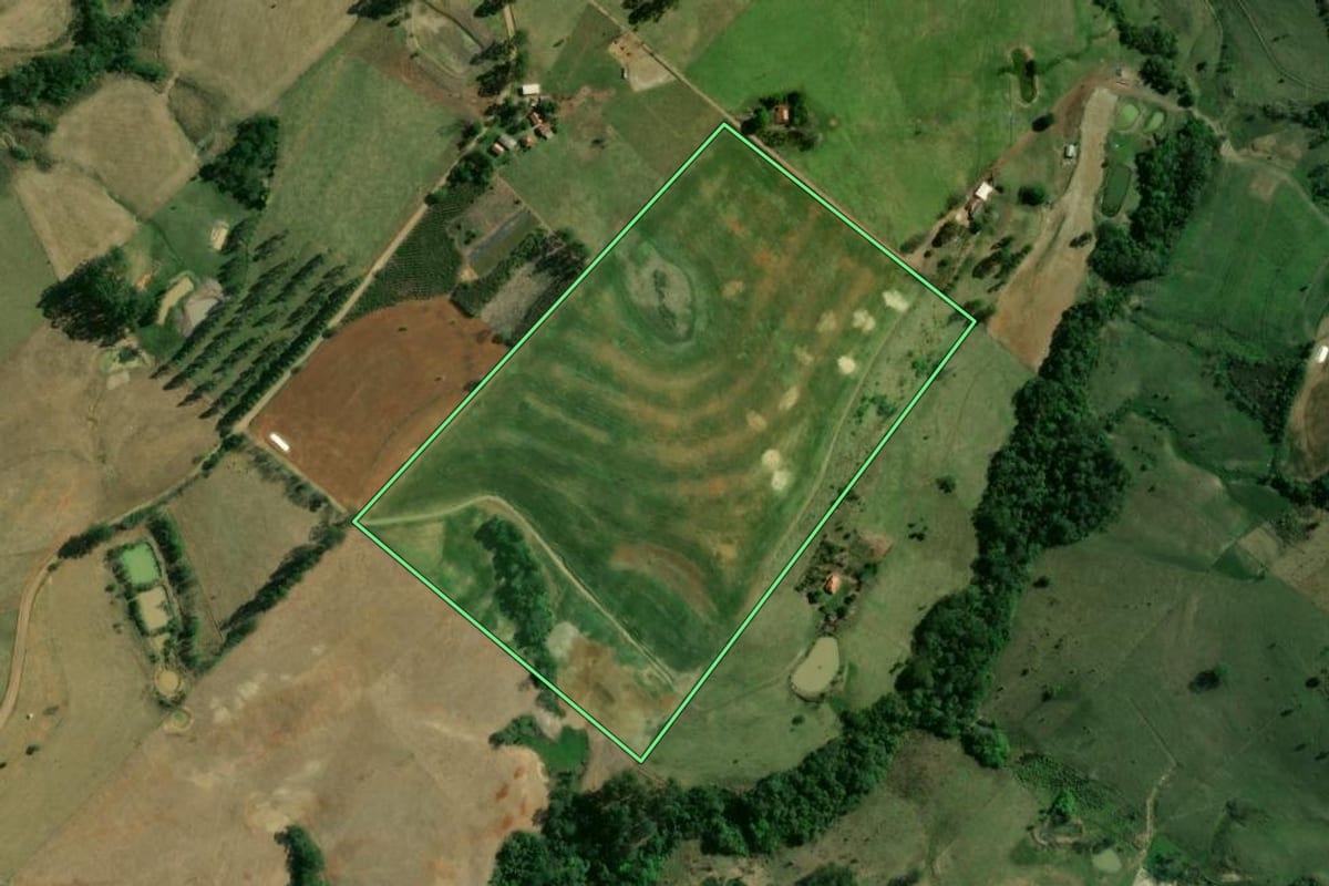 Imagem de satélite do imóvel rural em Ibaiti (PR), com o contorno declarado no CAR desenhado por cima.