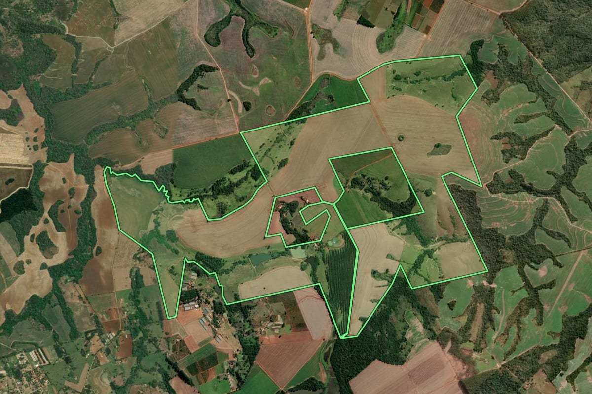 Imagem de satélite do imóvel rural em Ibaiti (PR), com o contorno declarado no CAR desenhado por cima.