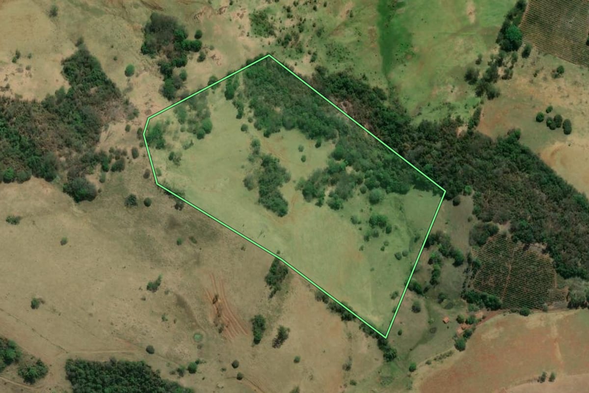 Imagem de satélite do imóvel rural em Ibaiti (PR), com o contorno declarado no CAR desenhado por cima.