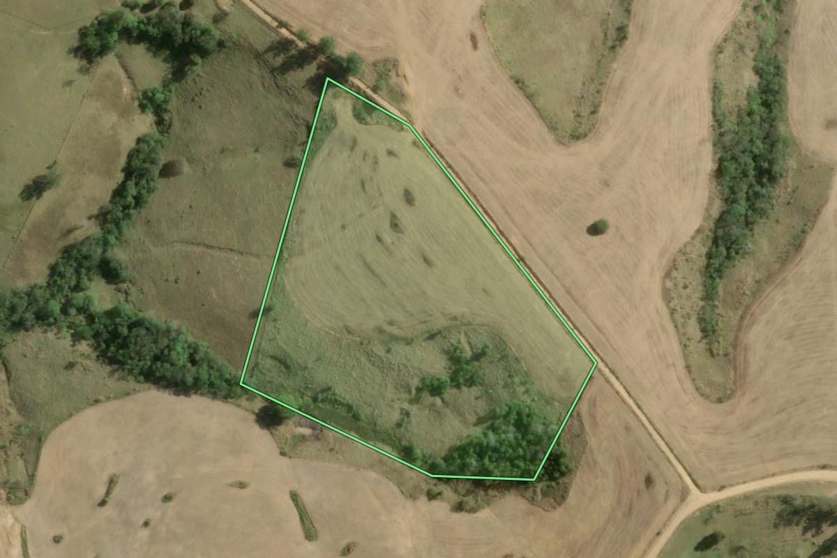 Imagem de satélite do imóvel rural em Ibaiti (PR), com o contorno declarado no CAR desenhado por cima.