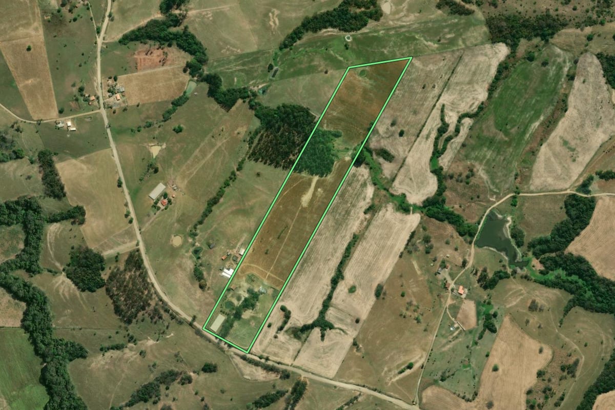 Imagem de satélite do imóvel rural em Ibaiti (PR), com o contorno declarado no CAR desenhado por cima.