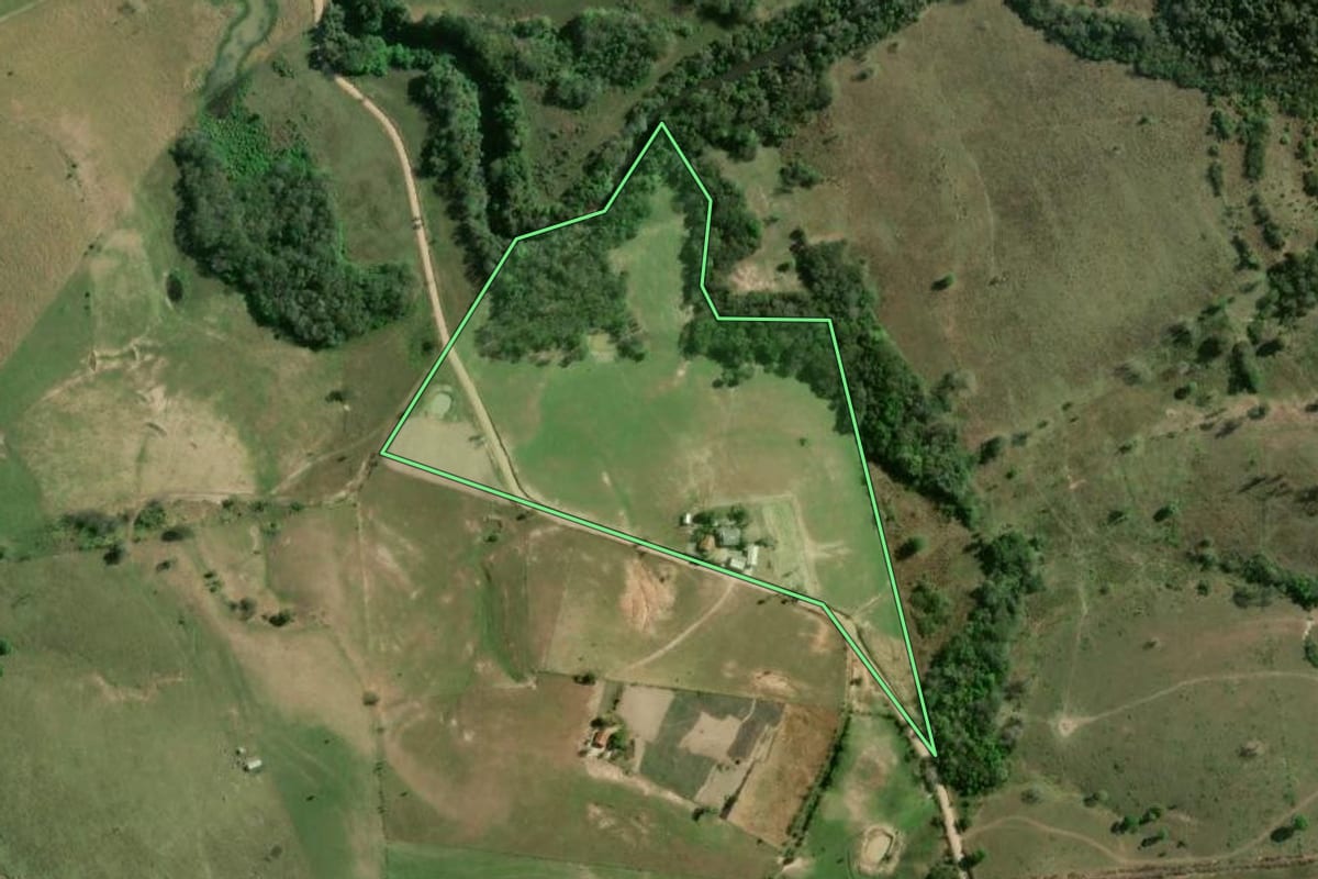 Imagem de satélite do imóvel rural em Ibaiti (PR), com o contorno declarado no CAR desenhado por cima.