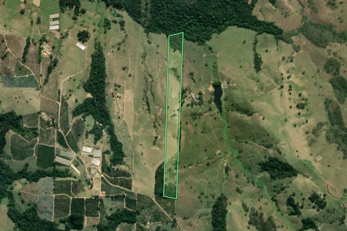 Imagem de satélite do imóvel rural em Ibaiti (PR), com o contorno declarado no CAR desenhado por cima.