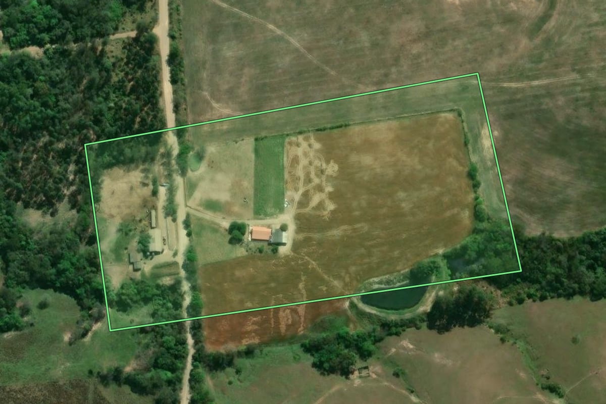 Imagem de satélite do imóvel rural em Ibaiti (PR), com o contorno declarado no CAR desenhado por cima.