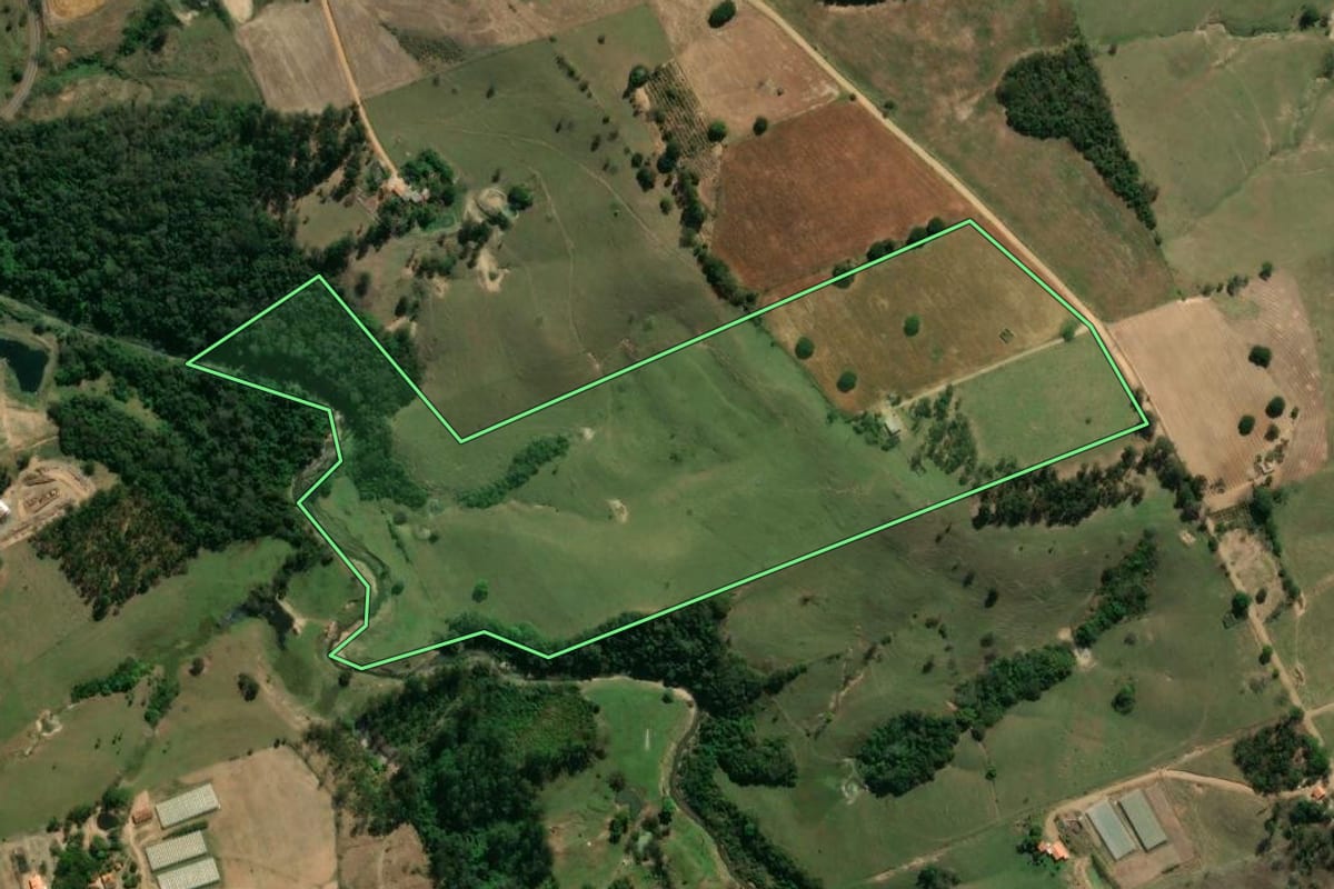 Imagem de satélite do imóvel rural em Ibaiti (PR), com o contorno declarado no CAR desenhado por cima.