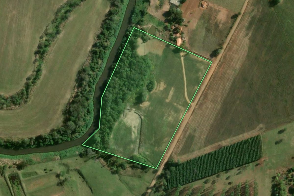 Imagem de satélite do imóvel rural em Ibaiti (PR), com o contorno declarado no CAR desenhado por cima.