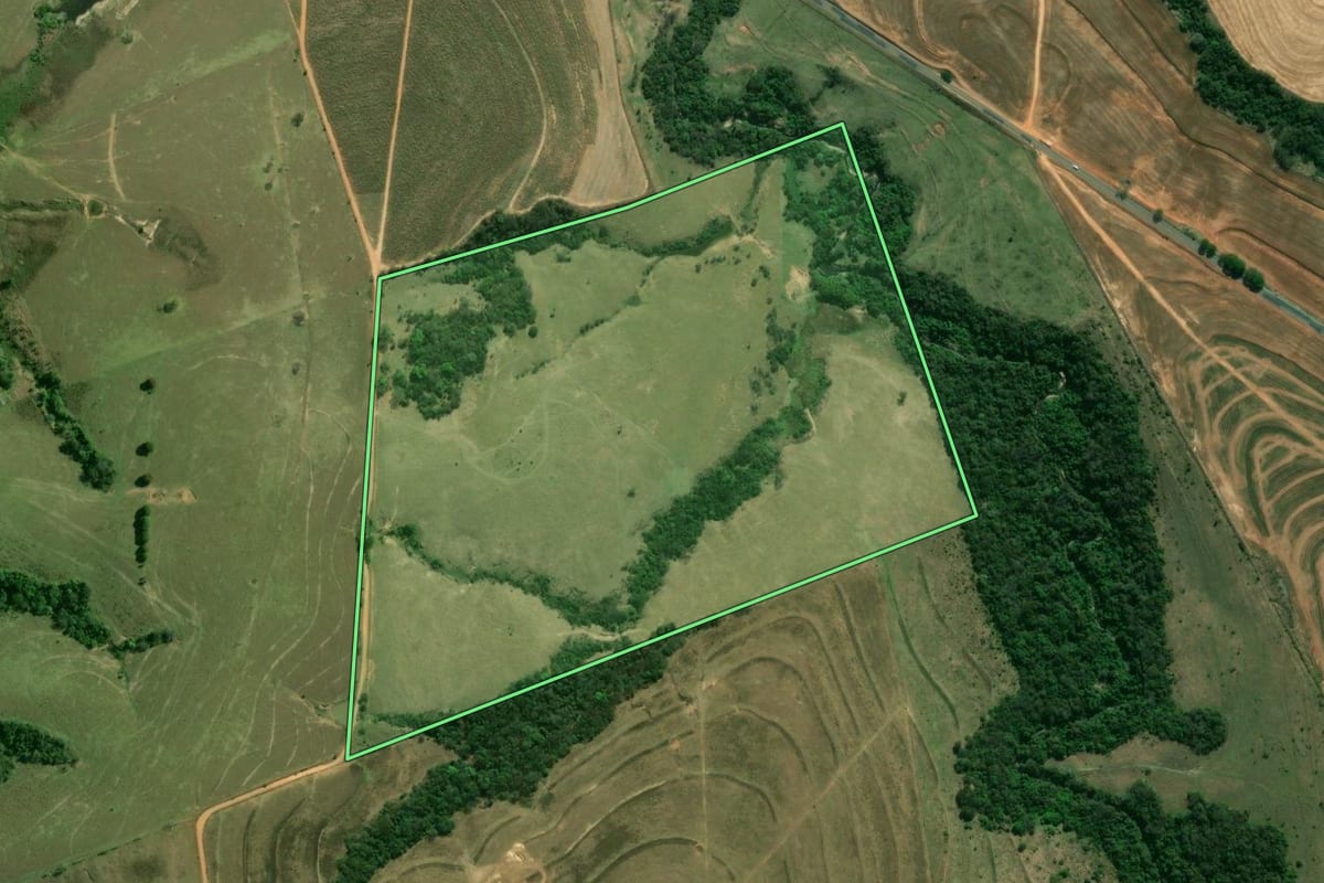 Imagem de satélite do imóvel rural em Ibaiti (PR), com o contorno declarado no CAR desenhado por cima.