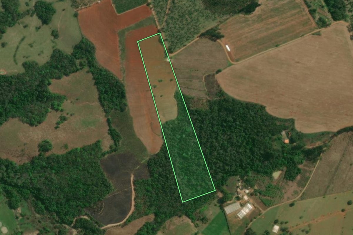 Imagem de satélite do imóvel rural em Ibaiti (PR), com o contorno declarado no CAR desenhado por cima.