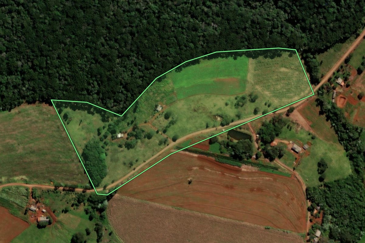 Imagem de satélite do imóvel rural em Ibema (PR), com o contorno declarado no CAR desenhado por cima.
