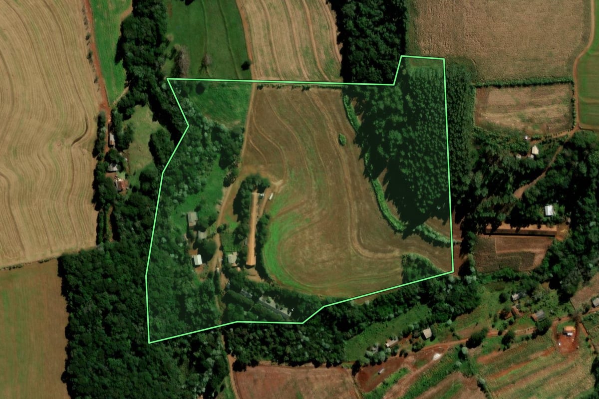 Imagem de satélite do imóvel rural em Ibema (PR), com o contorno declarado no CAR desenhado por cima.