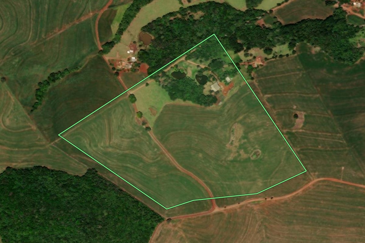 Imagem de satélite do imóvel rural em Ibema (PR), com o contorno declarado no CAR desenhado por cima.