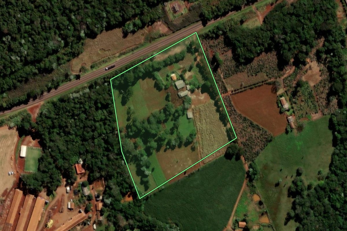 Imagem de satélite do imóvel rural em Ibema (PR), com o contorno declarado no CAR desenhado por cima.