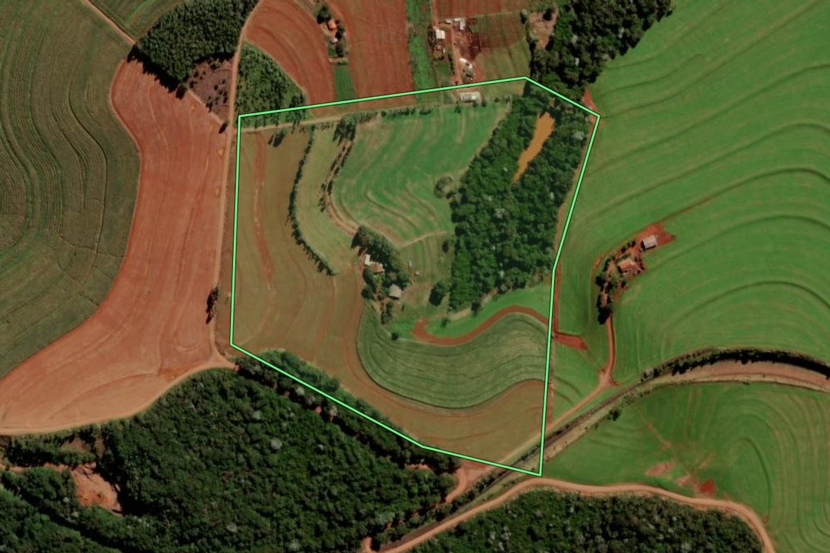 Imagem de satélite do imóvel rural em Ibema (PR), com o contorno declarado no CAR desenhado por cima.