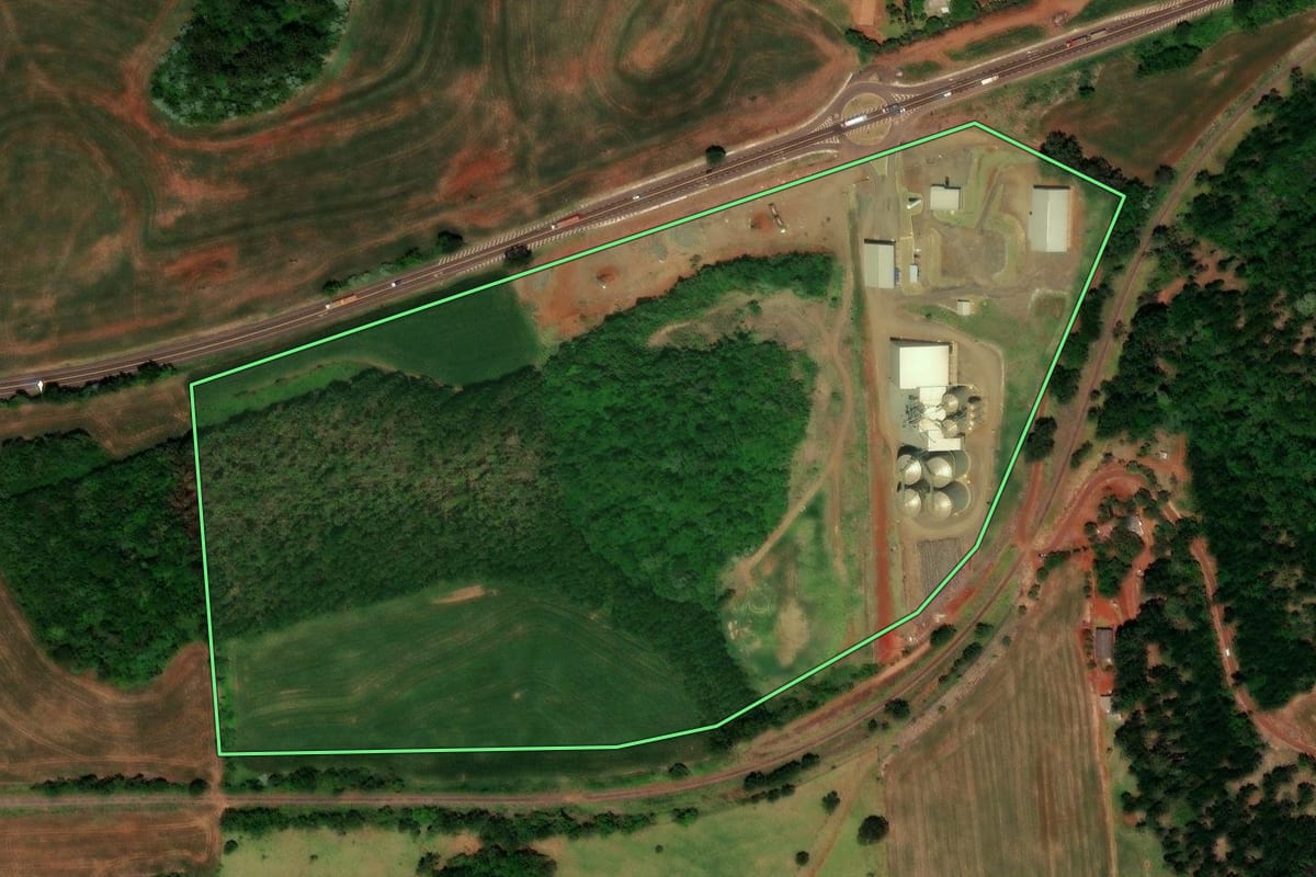 Imagem de satélite do imóvel rural em Ibema (PR), com o contorno declarado no CAR desenhado por cima.